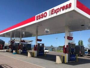 Renovatiom auvent station-service ESSO avec panneaux PVC FiRe dans les Pays-Bas