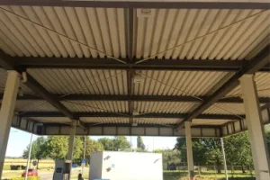 Renovatiom auvent station-service ESSO avec panneaux PVC FiRe dans les Pays-Bas