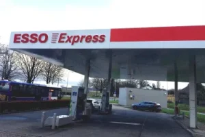 Renovatiom auvent station-service ESSO avec panneaux PVC FiRe dans les Pays-Bas