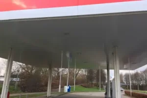 Renovatiom auvent station-service ESSO avec panneaux PVC FiRe dans les Pays-Bas
