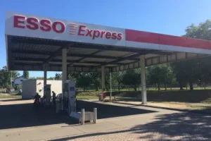 Renovatiom auvent station-service ESSO avec panneaux PVC FiRe dans les Pays-Bas