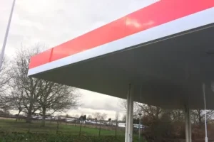 Renovatiom auvent station-service ESSO avec panneaux PVC FiRe dans les Pays-Bas