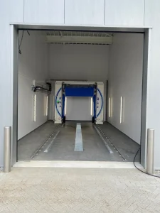 Revetement de murs de la nouvelle station de lavage Volvo