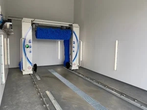 Revetement de murs de la nouvelle station de lavage Volvo